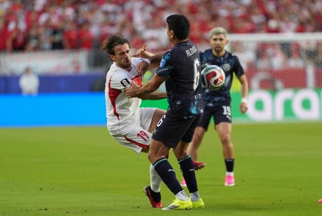 Turkiye v Paraguay - FIFA World Cup, WM, Weltmeisterschaft, Fussball 2026 - Group D SANTA CLARA, UNITED STATES - JUNE 19: Yunus Akgun (L) of Turkiye in action against Junior Alonso of Paraguay the 2026 FIFA World Cup First Stage Group D match between Turkiye and Paraguay at the San Francisco Bay Area Stadium (Levi’s Stadium) in Santa Clara, California, United States on June 19, 2026. Tayfun Coskun Anadolu California United States. Editorial use only. Please get in touch for any other usage.  Copyright: x2026xAnadoluxTayfunxCoskunx
