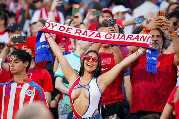 USA: Fußball FIFA World Cup, WM, Weltmeisterschaft, Fussball 2026 Gruppenphase Gruppe D Türkei vs Paraguay Levi™s Stadium (Santa Clara, San Francisco Bay Area, Santa Clara County, Kalifornien): Paraguayische Fußballfans sorgen mit Schals, Fanbekleidung und Smartphones für Stimmung auf den Tribünen. Eine Anhängerin präsentiert einen Schal mit der Aufschrift Soy de raza Guarani. Die Szene steht für Fankultur, Identität und Atmosphäre während eines Spiels der FIFA Fußball-Weltmeisterschaft 2026. Keywords: Paraguay, Fans, Anhänger, Guarani, Fan-Schal, Jubel, Stimmung, Tribüne, Smartphone, Supporter, Fankultur, WM 2026, Fußball. *** USA Soccer 2026 FIFA World Cup Group Stage Group D Turkey vs. Paraguay Levi’s Stadium, Santa Clara, San Francisco Bay Area, Santa Clara County, California Paraguayan soccer fans create a lively atmosphere in the stands with scarves, fan apparel, and smartphones to create a lively atmosphere in the stands. A female fan displays a scarf bearing the inscription Soy de raza Guarani. The scene epitomizes fan culture, identity, and atmosphere during a match at the 2026 FIFA World Cup. Keywords Copyright: xJOERANxSTEINSIEKx