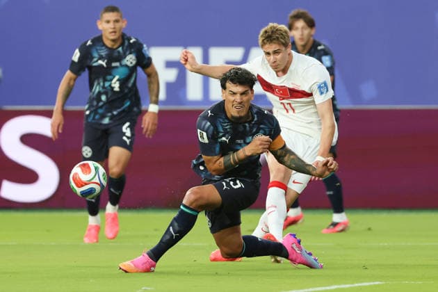 Kenan Yildiz (R) of Turkey vies for the ball with Gustavo Gomez of Paraguay during the FIFA World Cup, WM, Weltmeisterschaft, Fussball 2026 group D match between Turkey and Paraguay at the Levi s stadium in Santa Clara, United States, 19 June 2026. FIFA World Cup 2026 - Group D - Turkey vs. Paraguay !ACHTUNG: NUR REDAKTIONELLE NUTZUNG!  Copyright: xMiguelxGutiérrezx GR6200 20260620-55020652687_1