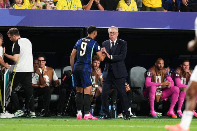 June 19, 2026: Brazil Forward Matheus Cunha (9) shakes hands with Brazil head coach Carlo Ancelotti during the second half of a World Cup Match against Haiti at Philadelphia Stadium in Philadelphia, Pennsylvania. CSM FIFA World Cup, WM, Weltmeisterschaft, Fussball 2026: Brazil Vs Haiti JUN 19  - ZUMAc04_ 20260619_zma_c04_142 Copyright: xKylexRoddenx