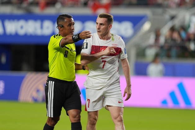 Turkiye v Paraguay - FIFA World Cup, WM, Weltmeisterschaft, Fussball 2026 - Group D SANTA CLARA, UNITED STATES - JUNE 19: Kerem Akturkoglu (7) of Turkiye talks to the referee Ivan Arcides during the 2026 FIFA World Cup First Stage Group D match between Turkiye and Paraguay at the San Francisco Bay Area Stadium (Levi’s Stadium) in Santa Clara, California, United States on June 19, 2026. Tayfun Coskun Anadolu California United States. Editorial use only. Please get in touch for any other usage.  Copyright: x2026xAnadoluxTayfunxCoskunx