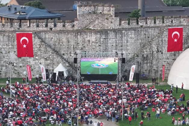 Fans gather at Yedikule Fortress to watch Turkiye-Paraguay World Cup match ISTANBUL, TURKIYE - JUNE 20: Football fans gather at the historic Yedikule Fortress in Fatih district of Istanbul, Turkiye, where a giant screen is set up for supporters to watch Turkiye’s 2026 FIFA World Cup, WM, Weltmeisterschaft, Fussball Group D match against Paraguay, on June 20, 2026. Saffet Azak Anadolu Istanbul Turkey. Editorial use only. Please get in touch for any other usage.  Copyright: x2026xAnadoluxSaffetxAzakx