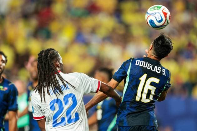 RECORD DATE NOT STATED FIFA World Cup, WM, Weltmeisterschaft, Fussball 2026 - Group C - Brazil v Haiti Douglas Santos player of Brazil and Jean-Kevin Duverne player of Haiti during the match between Brazil and Haiti in the second round of Group C of the 2026 FIFA World Cup group stage at Philadelphia Stadium, in Philadelphia, United States, on Friday, June 19, 2026.(Foto: Vanessa Carvalho Brazil Photo Press IMAGO) Sports %G Copyright: xVanessaxCarvalhox