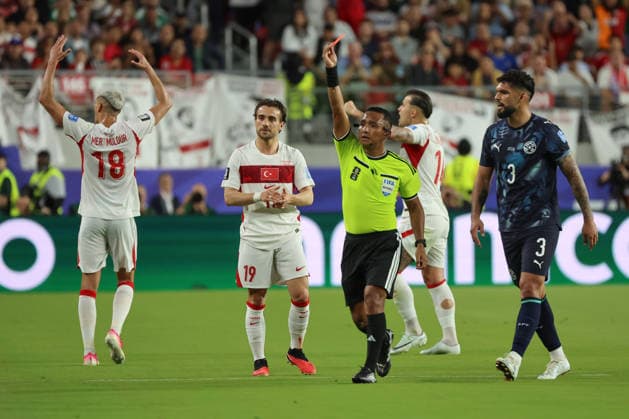 Salvadoran referee Ivan Barton shows Miguel Almiron of Paraguay (not pictured) a red card during the FIFA World Cup, WM, Weltmeisterschaft, Fussball 2026 group D match between Turkey and Paraguay at the Levi s stadium in Santa Clara, United States, 19 June 2026. FIFA World Cup 2026 - Group D - Turkey vs. Paraguay !ACHTUNG: NUR REDAKTIONELLE NUTZUNG!  Copyright: xMiguelxGutiérrezx GR6226 20260620-55020652771_1