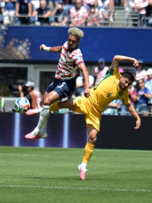 June 19, 2026, Seattle, Washington, United States: Antonee Robinson (L) 0f United States men football team and Jacob Italiano (R) of Australia men football team seen in action during the FIFA World Cup, WM, Weltmeisterschaft, Fussball 2026 first stage Group D match between USA and Australia held at the Seattle Stadium. Final score; USA 2:0 Australia. FIFA World Cup 2026 United States Vs Australia Held At The Seattle Stadium In Seattle, USA -19 Jun 2026  - ZUMAs197 20260619_aaa_s197_227 Copyright: xLuisxVeniegrax