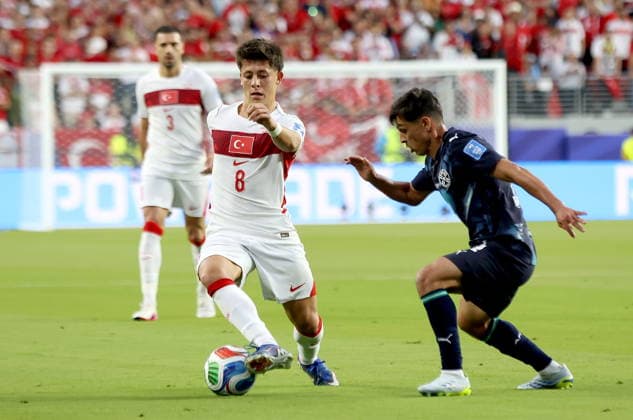 FIFA World Cup, WM, Weltmeisterschaft, Fussball 2026 - Group D - Turkey vs Paraguay Arda Guler (L) of Turkey in action against Andres Cubas of Paraguay during the FIFA World Cup 2026 group stage match Turkey against Paraguay, in San Francisco, USA, 19 June 2026. SAN FRANCISCO United States  Copyright: xBENJAMINxFANJOYx