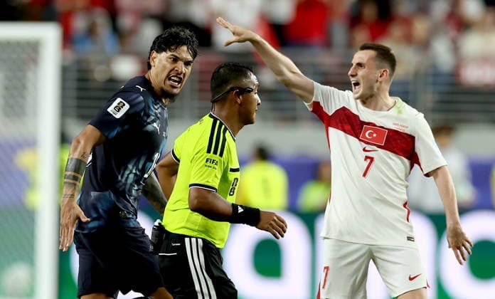 FIFA World Cup, WM, Weltmeisterschaft, Fussball 2026 - Group D - Turkey vs Paraguay Gustavo Gomez (L) of Paraguay talks to referee Ivan Arcides Barton Cisneros during the FIFA World Cup 2026 group stage match Turkey against Paraguay, in San Francisco, USA, 19 June 2026. SAN FRANCISCO United States  Copyright: xBENJAMINxFANJOYx