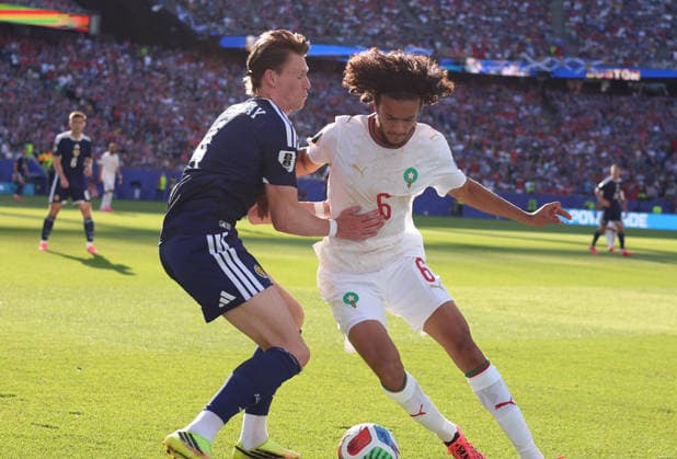 June 19, 2026, Foxborough, Massachusetts, USA: Scotland midfielder Scott McTominay (4) and Morocco midfielder Ayyoub Bouaddi (6) battle for the ball during the June 19th FIFA World Cup, WM, Weltmeisterschaft, Fussball 2026 matchup between Scotland and Morocco at Gillette Stadium in Foxborough, Massachusetts. Foxborough USA - ZUMAs325 20260619_zsp_s325_153 Copyright: xJessxStilesx