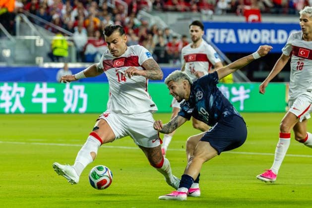 SANTA CLARA, CA - JUNE 19: Abdulkerim BardakcÄ± 14 of Turkiye deflects a shot by Julio Enciso 19 of Paraguay during the FIFA World Cup, WM, Weltmeisterschaft, Fussball 2026 Group D match between Turkiye and Paraguay on June 19, 2026 at San Francisco Bay Area Stadium in Santa Clara, CA. (Photo by Matthew Huang Icon Sportswire) SOCCER: JUN 19 FIFA World Cup 26 Group D - Turkiye vs Paraguay EDITORIAL USE ONLY Icon260619008