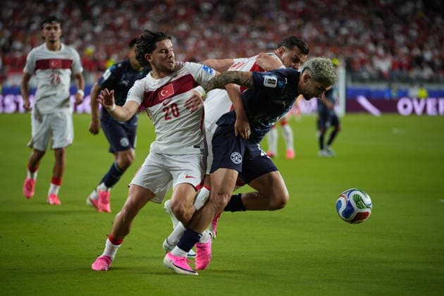 Turkiye v Paraguay - FIFA World Cup, WM, Weltmeisterschaft, Fussball 2026 - Group D SANTA CLARA, UNITED STATES - JUNE 19: Ferdi Kadioglu of Turkiye in action against Julio Enciso of Paraguay during the 2026 FIFA World Cup First Stage Group D match between Turkiye and Paraguay at the San Francisco Bay Area Stadium (Levi’s Stadium) in Santa Clara, California, United States on June 19, 2026. Tayfun Coskun Anadolu California United States. Editorial use only. Please get in touch for any other usage.  Copyright: x2026xAnadoluxTayfunxCoskunx