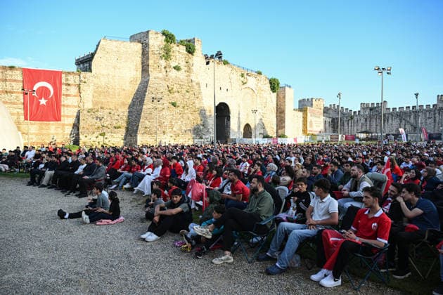 Fans gather at Yedikule Fortress to watch Turkiye-Paraguay World Cup match ISTANBUL, TURKIYE - JUNE 20: Football fans gather wearing jerseys and waving Turkish flags at the historic Yedikule Fortress where a giant screen is set up for supporters to watch Turkiye’s 2026 FIFA World Cup, WM, Weltmeisterschaft, Fussball Group D match against Paraguay, in Fatih district of Istanbul, Turkiye, on June 20, 2026. Saffet Azak Anadolu Istanbul Turkey. Editorial use only. Please get in touch for any other usage.  Copyright: x2026xAnadoluxSaffetxAzakx