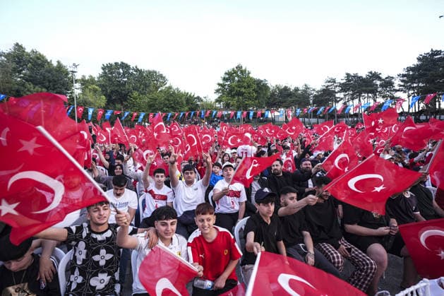 Fans gather to watch Turkiye-Paraguay World Cup match in Istanbul ISTANBUL, TURKIYE - JUNE 20: Football fans gather wearing jerseys and waving Turkish flags at the 15 July National Garden where a giant screen is set up for supporters to watch Turkiye’s 2026 FIFA World Cup, WM, Weltmeisterschaft, Fussball Group D match against Paraguay, in Esenler Municipality, Istanbul, Turkiye, on June 20, 2026. Agit Erdi Ulukaya Anadolu Istanbul Turkey. Editorial use only. Please get in touch for any other usage.  Copyright: x2026xAnadoluxAgitxErdixUlukayax