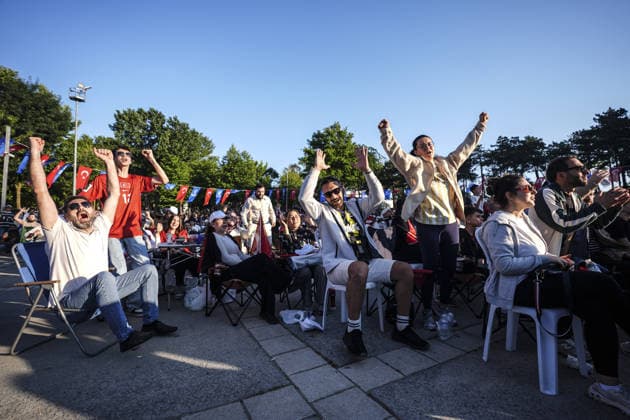 Fans gather to watch Turkiye-Paraguay World Cup match in Istanbul ISTANBUL, TURKIYE - JUNE 20: Football fans gather wearing jerseys and waving Turkish flags at the 15 July National Garden where a giant screen is set up for supporters to watch Turkiye’s 2026 FIFA World Cup, WM, Weltmeisterschaft, Fussball Group D match against Paraguay, in Esenler Municipality, Istanbul, Turkiye, on June 20, 2026. Agit Erdi Ulukaya Anadolu Istanbul Turkey. Editorial use only. Please get in touch for any other usage.  Copyright: x2026xAnadoluxAgitxErdixUlukayax