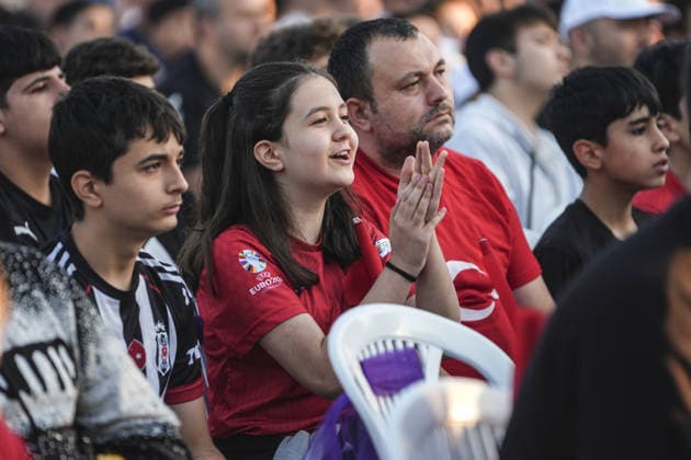 Fans gather to watch Turkiye-Paraguay World Cup match in Istanbul ISTANBUL, TURKIYE - JUNE 20: Football fans gather wearing jerseys and waving Turkish flags at the 15 July National Garden where a giant screen is set up for supporters to watch Turkiye’s 2026 FIFA World Cup, WM, Weltmeisterschaft, Fussball Group D match against Paraguay, in Esenler Municipality, Istanbul, Turkiye, on June 20, 2026. Agit Erdi Ulukaya Anadolu Istanbul Turkey. Editorial use only. Please get in touch for any other usage.  Copyright: x2026xAnadoluxAgitxErdixUlukayax