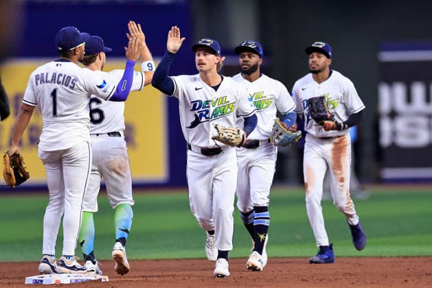June 19, 2026, St. Petersburg, Florida, USA: High fives for the winners as the Tampa Bay Rays infielders Taylor Walls (6) and Richie Palacios (1) congratulate the outfielders Jonny DeLuca (21), Cedric Mullins (31) and Chandler Simpson (14) after an MLB, Baseball Herren, USA game against the Washington Nationals on June 19, 2026 at Tropicana Field. The Rays beat the Nationals 5-2. MLB 2026: Washington Nationals 2 : 5 Tampa Bay Rays  - ZUMAh180 20260619_zsp_h180_061 Copyright: xKimxHukarix