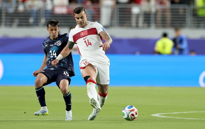 FIFA World Cup, WM, Weltmeisterschaft, Fussball 2026 - Group D - Turkey vs Paraguay Abdulkerim Bardakci (R) of Turkey in action against Andres Cubas of Paraguay during the FIFA World Cup 2026 group stage match Turkey against Paraguay, in San Francisco, USA, 19 June 2026. SAN FRANCISCO United States  Copyright: xBENJAMINxFANJOYx