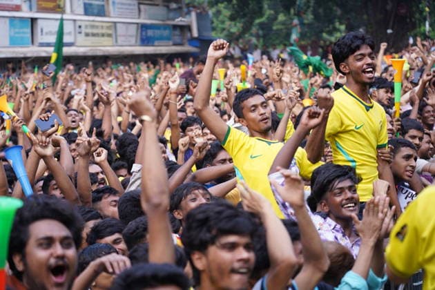 June 20, 2026, Dhaka, Dhaka, Bangladesh: Dhaka, Bangladesh, June 20, 2026: Football fans gather at the Teacher-Student Centre (TSC) of the University of Dhaka to watch the FIFA World Cup, WM, Weltmeisterschaft, Fussball match between Brazil and Haiti on a giant screen in Dhaka, Bangladesh. Thousands of supporters wearing Brazil s yellow and green colors cheered, waved flags, and celebrated throughout the match, creating a festive atmosphere at the venue. Following the game, jubilant fans took part in celebrations and victory processions, reflecting the enduring passion for football among Bangladeshi supporters. Dhaka Bangladesh - ZUMAk185 0859594251st Copyright: xRubelxKarmakerx