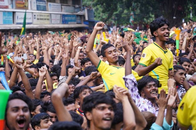 June 20, 2026, Dhaka, Dhaka, Bangladesh: Dhaka, Bangladesh, June 20, 2026: Football fans gather at the Teacher-Student Centre (TSC) of the University of Dhaka to watch the FIFA World Cup, WM, Weltmeisterschaft, Fussball match between Brazil and Haiti on a giant screen in Dhaka, Bangladesh. Thousands of supporters wearing Brazil s yellow and green colors cheered, waved flags, and celebrated throughout the match, creating a festive atmosphere at the venue. Following the game, jubilant fans took part in celebrations and victory processions, reflecting the enduring passion for football among Bangladeshi supporters. Dhaka Bangladesh - ZUMAk185 0859594254st Copyright: xRubelxKarmakerx