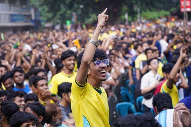 June 20, 2026, Dhaka, Dhaka, Bangladesh: Dhaka, Bangladesh, June 20, 2026: Football fans gather at the Teacher-Student Centre (TSC) of the University of Dhaka to watch the FIFA World Cup, WM, Weltmeisterschaft, Fussball match between Brazil and Haiti on a giant screen in Dhaka, Bangladesh. Thousands of supporters wearing Brazil s yellow and green colors cheered, waved flags, and celebrated throughout the match, creating a festive atmosphere at the venue. Following the game, jubilant fans took part in celebrations and victory processions, reflecting the enduring passion for football among Bangladeshi supporters. Dhaka Bangladesh - ZUMAk185 0859594256st Copyright: xRubelxKarmakerx