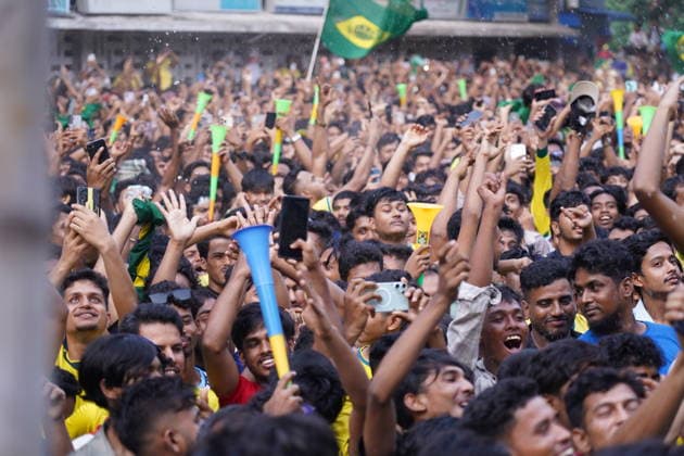 June 20, 2026, Dhaka, Dhaka, Bangladesh: Dhaka, Bangladesh, June 20, 2026: Football fans gather at the Teacher-Student Centre (TSC) of the University of Dhaka to watch the FIFA World Cup, WM, Weltmeisterschaft, Fussball match between Brazil and Haiti on a giant screen in Dhaka, Bangladesh. Thousands of supporters wearing Brazil s yellow and green colors cheered, waved flags, and celebrated throughout the match, creating a festive atmosphere at the venue. Following the game, jubilant fans took part in celebrations and victory processions, reflecting the enduring passion for football among Bangladeshi supporters. Dhaka Bangladesh - ZUMAk185 0859594275st Copyright: xRubelxKarmakerx