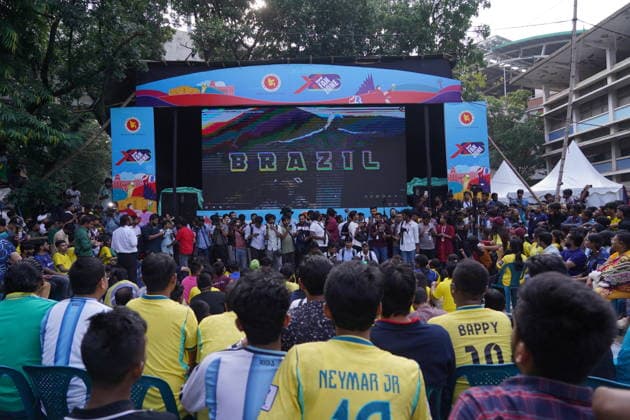 June 20, 2026, Dhaka, Dhaka, Bangladesh: Dhaka, Bangladesh, June 20, 2026: Football fans gather at the Teacher-Student Centre (TSC) of the University of Dhaka to watch the FIFA World Cup, WM, Weltmeisterschaft, Fussball match between Brazil and Haiti on a giant screen in Dhaka, Bangladesh. Thousands of supporters wearing Brazil s yellow and green colors cheered, waved flags, and celebrated throughout the match, creating a festive atmosphere at the venue. Following the game, jubilant fans took part in celebrations and victory processions, reflecting the enduring passion for football among Bangladeshi supporters. Dhaka Bangladesh - ZUMAk185 0859594319st Copyright: xRubelxKarmakerx