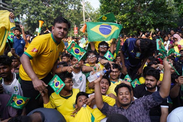 June 20, 2026, Dhaka, Dhaka, Bangladesh: Dhaka, Bangladesh, June 20, 2026: Football fans gather at the Teacher-Student Centre (TSC) of the University of Dhaka to watch the FIFA World Cup, WM, Weltmeisterschaft, Fussball match between Brazil and Haiti on a giant screen in Dhaka, Bangladesh. Thousands of supporters wearing Brazil s yellow and green colors cheered, waved flags, and celebrated throughout the match, creating a festive atmosphere at the venue. Following the game, jubilant fans took part in celebrations and victory processions, reflecting the enduring passion for football among Bangladeshi supporters. Dhaka Bangladesh - ZUMAk185 0859594362st Copyright: xRubelxKarmakerx