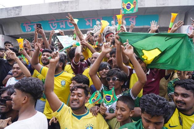 June 20, 2026, Dhaka, Dhaka, Bangladesh: Dhaka, Bangladesh, June 20, 2026: Football fans gather at the Teacher-Student Centre (TSC) of the University of Dhaka to watch the FIFA World Cup, WM, Weltmeisterschaft, Fussball match between Brazil and Haiti on a giant screen in Dhaka, Bangladesh. Thousands of supporters wearing Brazil s yellow and green colors cheered, waved flags, and celebrated throughout the match, creating a festive atmosphere at the venue. Following the game, jubilant fans took part in celebrations and victory processions, reflecting the enduring passion for football among Bangladeshi supporters. Dhaka Bangladesh - ZUMAk185 0859594433st Copyright: xRubelxKarmakerx