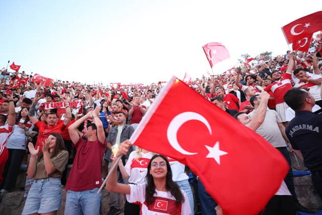 Fans fill ancient theater to watch Turkiye-Paraguay World Cup match ANTALYA, TURKIYE - JUNE 20: Football fans watch Turkiye s 2026 FIFA World Cup, WM, Weltmeisterschaft, Fussball match against Paraguay on a giant screen set up at the 2,000-year-old Antiphellos Ancient Theatre in Kas distirct of Antalya, Turkiye, on June 20, 2026. Spectators fill the historic venue to follow the national team, Nationalteam s World Cup fixture. Suleyman Elcin Anadolu Antalya Turkey. Editorial use only. Please get in touch for any other usage.  Copyright: x2026xAnadoluxSuleymanxElcinx