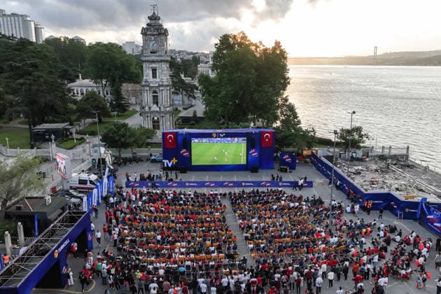 Fans gather in Dolmabahce to watch Turkiye-Paraguay World Cup match ISTANBUL, TURKIYE - JUNE 20: Football fans in Besiktas watch Turkiye’s 2026 FIFA World Cup, WM, Weltmeisterschaft, Fussball Group D match against Paraguay on a giant screen set up in the Dolmabahce area of Istanbul, Turkiye, on June 20, 2026. Cemal Yurttas Anadolu Istanbul Turkey. Editorial use only. Please get in touch for any other usage.  Copyright: x2026xAnadoluxCemalxYurttasx