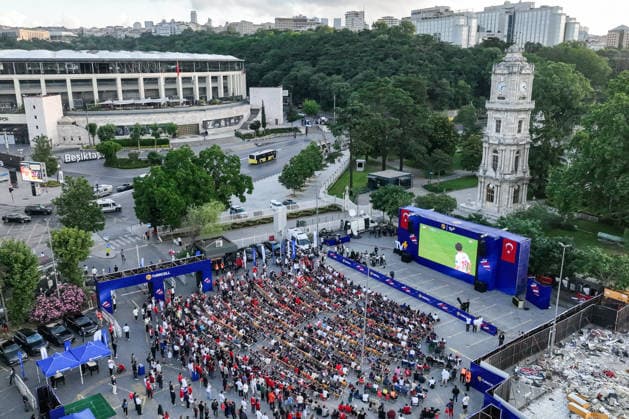 Fans gather in Dolmabahce to watch Turkiye-Paraguay World Cup match ISTANBUL, TURKIYE - JUNE 20: Football fans in Besiktas watch Turkiye’s 2026 FIFA World Cup, WM, Weltmeisterschaft, Fussball Group D match against Paraguay on a giant screen set up in the Dolmabahce area of Istanbul, Turkiye, on June 20, 2026. Cemal Yurttas Anadolu Istanbul Turkey. Editorial use only. Please get in touch for any other usage.  Copyright: x2026xAnadoluxCemalxYurttasx