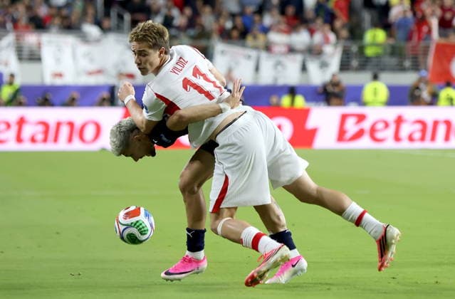 FIFA World Cup, WM, Weltmeisterschaft, Fussball 2026 - Group D - Turkey vs Paraguay Kenan Yildiz (R) of Turkey in action against Julio Enciso of Paraguay during the FIFA World Cup 2026 group stage match Turkey against Paraguay, in San Francisco, USA, 19 June 2026. SAN FRANCISCO United States  Copyright: xBENJAMINxFANJOYx
