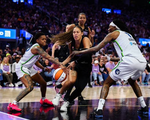 SAN FRANCISCO, CA - JUNE 19: Minnesota Lynx guard Courtney Williams (10) strips the ball from Golden State Valkyries guard Veronica Burton (22) during a WNBA, Basketball Damen, USA game between the Minnesota Lynx and Golden State Valkyries on June 19, 2026 at the Chase Center in San Francisco, CA. (Photo by Trinity Machan Icon Sportswire) WNBA: JUN 19 Minnesota Lynx at Golden State Valkyries EDITORIAL USE ONLY Icon2606192753