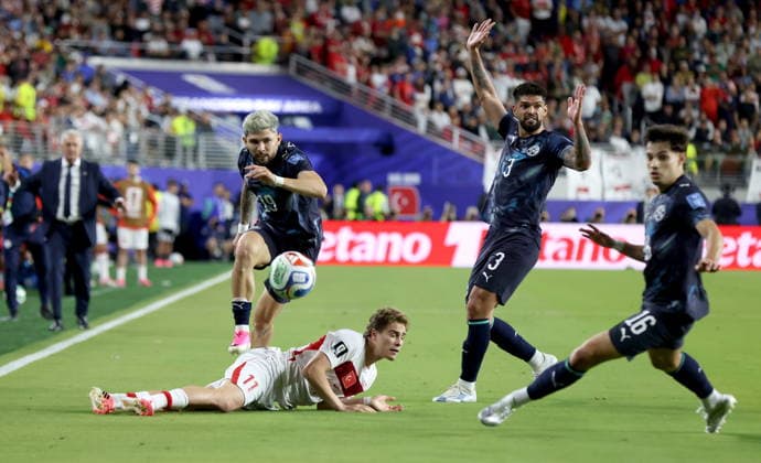 FIFA World Cup, WM, Weltmeisterschaft, Fussball 2026 - Group D - Turkey vs Paraguay Kenan Yildiz (bottom) of Turkey in action against Julio Enciso of Paraguay during the FIFA World Cup 2026 group stage match Turkey against Paraguay, in San Francisco, USA, 19 June 2026. SAN FRANCISCO United States  Copyright: xBENJAMINxFANJOYx