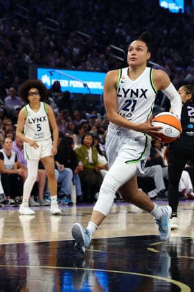 SAN FRANCISCO, CA - JUNE 19: Minnesota Lynx guard Kayla McBride (21) drives to the basket during a WNBA, Basketball Damen, USA game between the Minnesota Lynx and Golden State Valkyries on June 19, 2026 at the Chase Center in San Francisco, CA. (Photo by Trinity Machan Icon Sportswire) WNBA: JUN 19 Minnesota Lynx at Golden State Valkyries EDITORIAL USE ONLY Icon2606192743