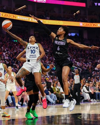 SAN FRANCISCO, CA - JUNE 19: Minnesota Lynx guard Courtney Williams (10) shoots a lay up during a WNBA, Basketball Damen, USA game between the Minnesota Lynx and Golden State Valkyries on June 19, 2026 at the Chase Center in San Francisco, CA. (Photo by Trinity Machan Icon Sportswire) WNBA: JUN 19 Minnesota Lynx at Golden State Valkyries EDITORIAL USE ONLY Icon2606192748