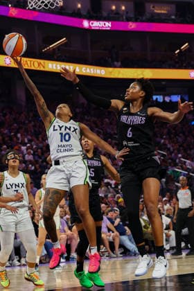 SAN FRANCISCO, CA - JUNE 19: Minnesota Lynx guard Courtney Williams (10) shoots a lay up during a WNBA, Basketball Damen, USA game between the Minnesota Lynx and Golden State Valkyries on June 19, 2026 at the Chase Center in San Francisco, CA. (Photo by Trinity Machan Icon Sportswire) WNBA: JUN 19 Minnesota Lynx at Golden State Valkyries EDITORIAL USE ONLY Icon2606192749