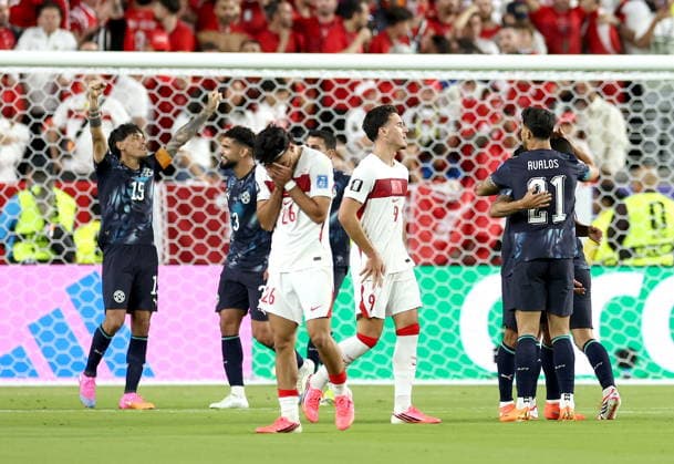 FIFA World Cup, WM, Weltmeisterschaft, Fussball 2026 - Group D - Turkey vs Paraguay Gustavo Gomez (L) of Paraguay and teammates celebrate as Can Uzun (centre L) and Deniz Gul of Turkey look dejected after the FIFA World Cup 2026 group stage match Turkey against Paraguay, in San Francisco, USA, 19 June 2026. Paraguay won 1-0. SAN FRANCISCO United States  Copyright: xBENJAMINxFANJOYx