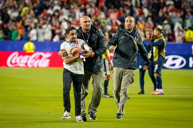 USA Soccer 2026 FIFA World Cup Group Stage Group D Turkey vs. Paraguay Levi’s Stadium, Santa Clara, San Francisco Bay Area, Santa Clara County, California; A streaker is escorted off the field by security,detected_source_language Copyright: xJOERANxSTEINSIEKx