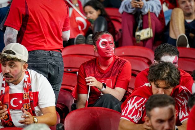 USA Soccer 2026 FIFA World Cup Group Stage Group D Turkey vs. Paraguay Levi’s Stadium, Santa Clara, San Francisco Bay Area, Santa Clara County, California Turkey, Turkish fans, disappointed fans, defeat, frustration, disappointment, emotions, face paint, fan makeup, fan section, spectators, stands, supporters, fans, fan culture, subdued mood, silence, contemplation, reactions, soccer fans, national team, red and white, gloom, disillusionment, sports drama, end of the game, mood of defeat,detected_source_language Copyright: xJOERANxSTEINSIEKx