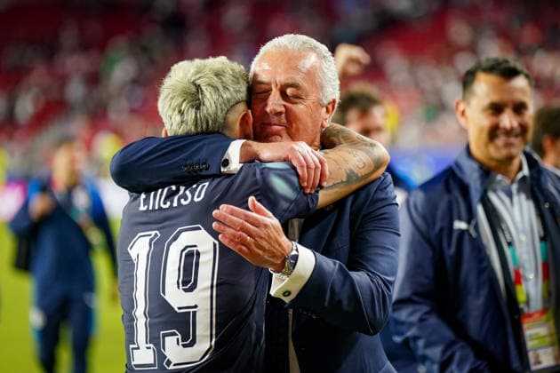 USA Soccer 2026 FIFA World Cup Group Stage Group D Turkey vs. Paraguay Levi’s Stadium Santa Clara, San Francisco Bay Area, Santa Clara County, California Gustavo Alfaro, coach of Paraguay, and Agustín Sández Agustín Sández, Paraguay, 19, hugging after the victory; connection, happiness, joy, emotion,detected_source_language Copyright: xJOERANxSTEINSIEKx