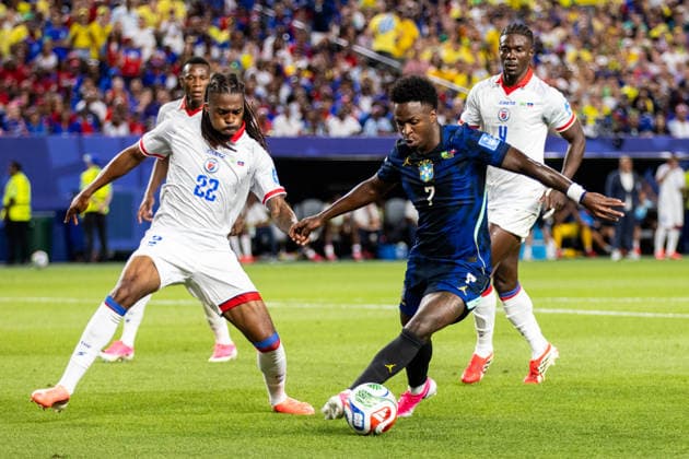 PHILADELPHIA, PENNSYLVANIA - JUNE 19: Vinicius Jr of Brazil dribbles with the ball under pressure from Jean Kevin Duverne of Haiti during the FIFA World Cup, WM, Weltmeisterschaft, Fussball 2026 Group C match between Brazil and Haiti at Philadelphia Stadium on June 19, 2026 in Philadelphia, Pennsylvania.  Copyright: xMBxMediax