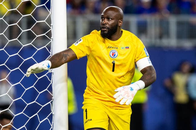 PHILADELPHIA, PENNSYLVANIA - JUNE 19: Haiti goalkeeper Josue Duverger gestures during the FIFA World Cup, WM, Weltmeisterschaft, Fussball 2026 Group C match between Brazil and Haiti at Philadelphia Stadium on June 19, 2026 in Philadelphia, Pennsylvania.  Copyright: xMBxMediax