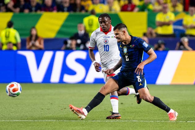 PHILADELPHIA, PENNSYLVANIA - JUNE 19: Bruno Guimaraes of Brazil passes the ball during the FIFA World Cup, WM, Weltmeisterschaft, Fussball 2026 Group C match between Brazil and Haiti at Philadelphia Stadium on June 19, 2026 in Philadelphia, Pennsylvania.  Copyright: xMBxMediax