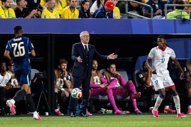 PHILADELPHIA, PENNSYLVANIA - JUNE 19: Brazil head coach Carlo Ancelotti gestures during the FIFA World Cup, WM, Weltmeisterschaft, Fussball 2026 Group C match between Brazil and Haiti at Philadelphia Stadium on June 19, 2026 in Philadelphia, Pennsylvania.  Copyright: xMBxMediax