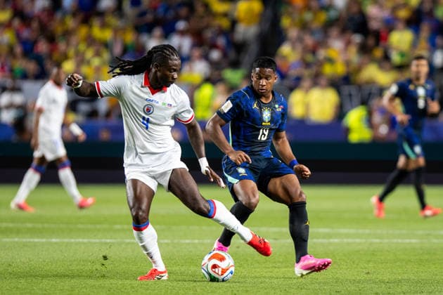 PHILADELPHIA, PENNSYLVANIA - JUNE 19: Endrick of Brazil challenges Ricardo Ade of Haiti during the FIFA World Cup, WM, Weltmeisterschaft, Fussball 2026 Group C match between Brazil and Haiti at Philadelphia Stadium on June 19, 2026 in Philadelphia, Pennsylvania.  Copyright: xMBxMediax