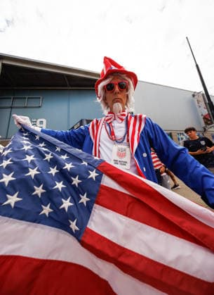 SEATTLE, WASHINGTON - JUNE 19: A fan of United States holds a United States flag before the FIFA World Cup, WM, Weltmeisterschaft, Fussball 2026 Group D match between USA and Australia at Seattle Stadium on June 19, 2026 in Seattle, Washington.  Copyright: xMBxMediax