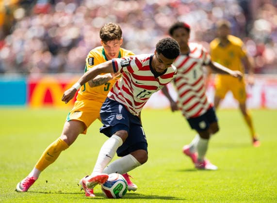 SEATTLE, WASHINGTON - JUNE 19: Malik Tillman of United States battles for the ball with Jordan Bos of Australia during the FIFA World Cup, WM, Weltmeisterschaft, Fussball 2026 Group D match between USA and Australia at Seattle Stadium on June 19, 2026 in Seattle, Washington.  Copyright: xMBxMediax