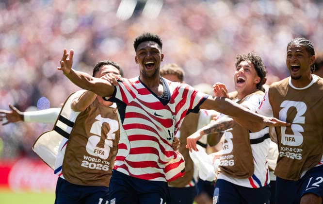 SEATTLE, WASHINGTON - JUNE 19: Alex Freeman of United States celebrates with his team-mates after scoring his teams second goal during the FIFA World Cup, WM, Weltmeisterschaft, Fussball 2026 Group D match between USA and Australia at Seattle Stadium on June 19, 2026 in Seattle, Washington.  Copyright: xMBxMediax