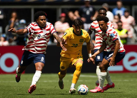 SEATTLE, WASHINGTON - JUNE 19: Weston McKennie of United States battles for the ball with Cristian Volpato of Australia during the FIFA World Cup, WM, Weltmeisterschaft, Fussball 2026 Group D match between USA and Australia at Seattle Stadium on June 19, 2026 in Seattle, Washington.  Copyright: xMBxMediax