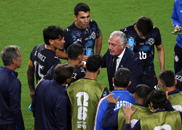 (260620) -- SAN FRANCISCO, June 20, 2026 -- Gustavo Alfar (2nd R, top), head coach of Paraguay, instructs players during the group D match between Paraguay and T¨¹rkiye at the 2026 FIFA World Cup, WM, Weltmeisterschaft, Fussball at San Francisco Bay Area Stadium in San Francisco, the United States, June 19, 2026. (Photo by Xinhua) (SP)U.S.-SAN FRANCISCO-FOOTBALL-FIFA WORLD CUP-GROUP D-PRY VS TUR SongxHaiyuan 